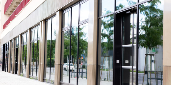 Puertas y Ventanas de Aluminio / PVC a medida Castellterçol · Raíl Empotrable Adaptado al Paso de Minusválidos