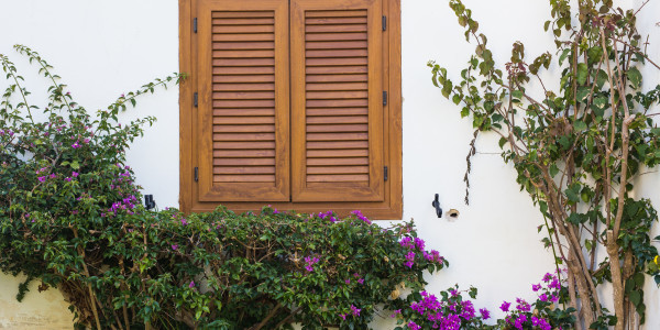 Puertas y Ventanas Aislantes de Aluminio / PVC Olost · Contraventanas y Persianas a Medida