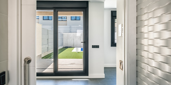 Fabricantes / Instaladores de Puertas y Ventanas de Aluminio / PVC Sant Julià de Vilatorta · Bisagra Oculta